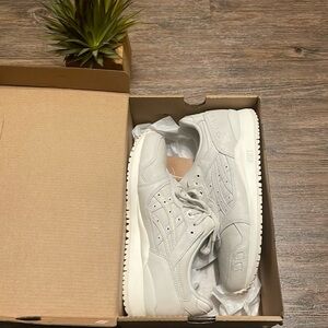 NWT Asics Gel-Lyte sneakers